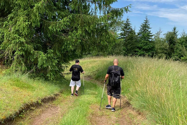 Beim Nordic Walking Viertelmarathon forderten nicht nur die hohen Temperaturen heraus, sondern auch die zu überwindenden 370 Höhenmeter Beim Nordic Walking Viertelmarathon forderten nicht nur die hohen Temperaturen heraus, sondern auch die zu überwindenden 370 Höhenmeter
